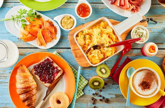 Czy faktycznie powinniśmy jadać śniadania?